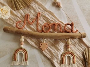 Prenom en tricotin bois flotté avec arc-en-ciel macramé