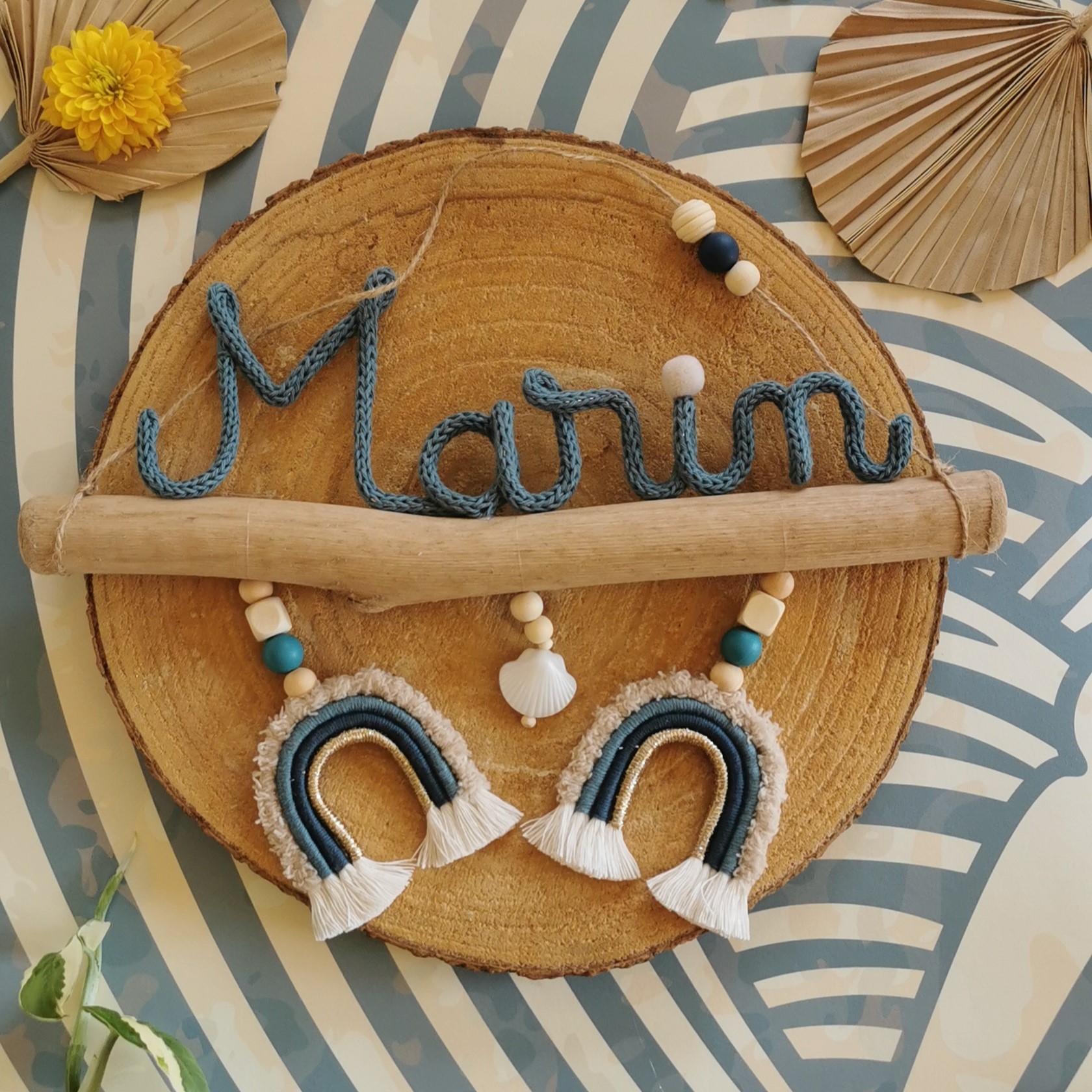 Prénom en tricotin sur bois flotté avec arc-en-ciel en macramé – Image 4