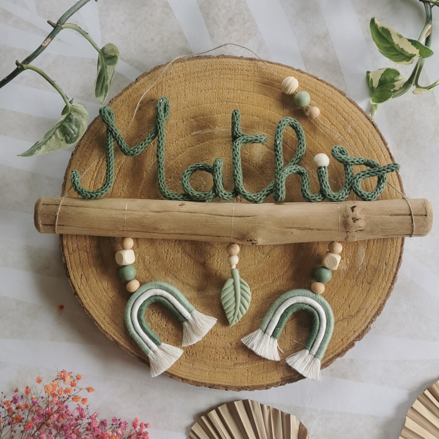 Prénom en tricotin sur bois flotté avec arc-en-ciel en macramé – Image 6