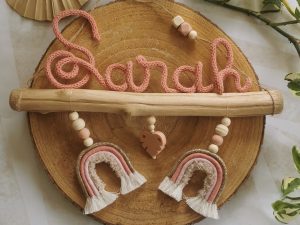 Prénom Sarah en tricotin avec arc-en-ciel en macramé sur bois flotté