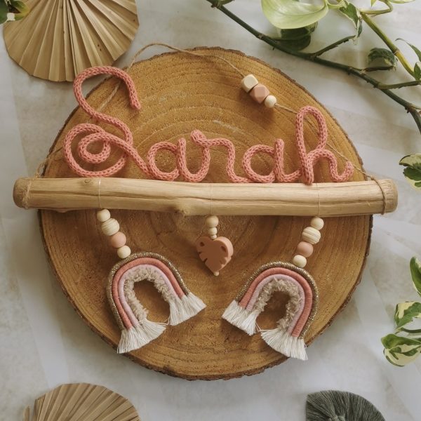 Prénom Sarah en tricotin avec arc-en-ciel en macramé sur bois flotté