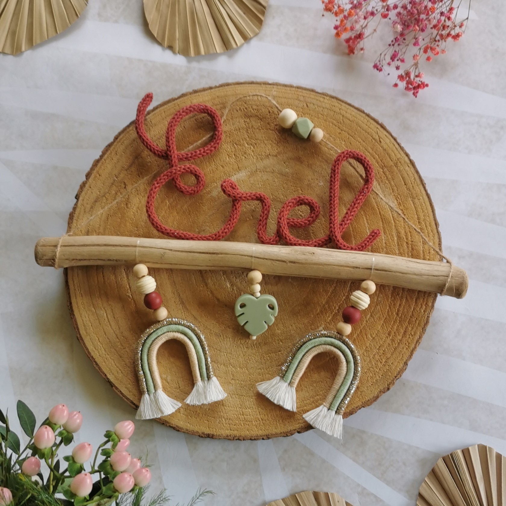 Prénom en tricotin sur bois flotté avec arc-en-ciel en macramé – Image 5