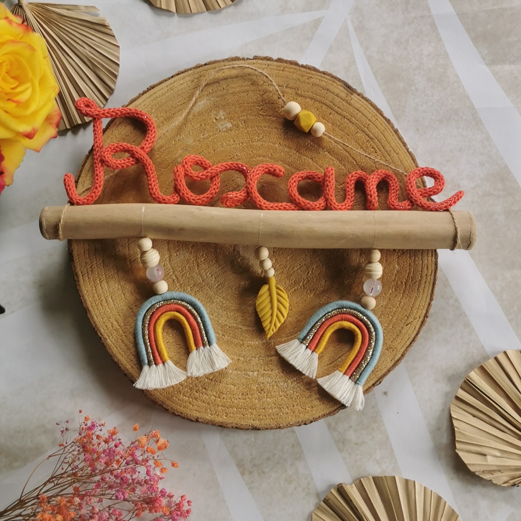 Prénom en tricotin sur bois flotté avec arc-en-ciel en macramé – Image 11