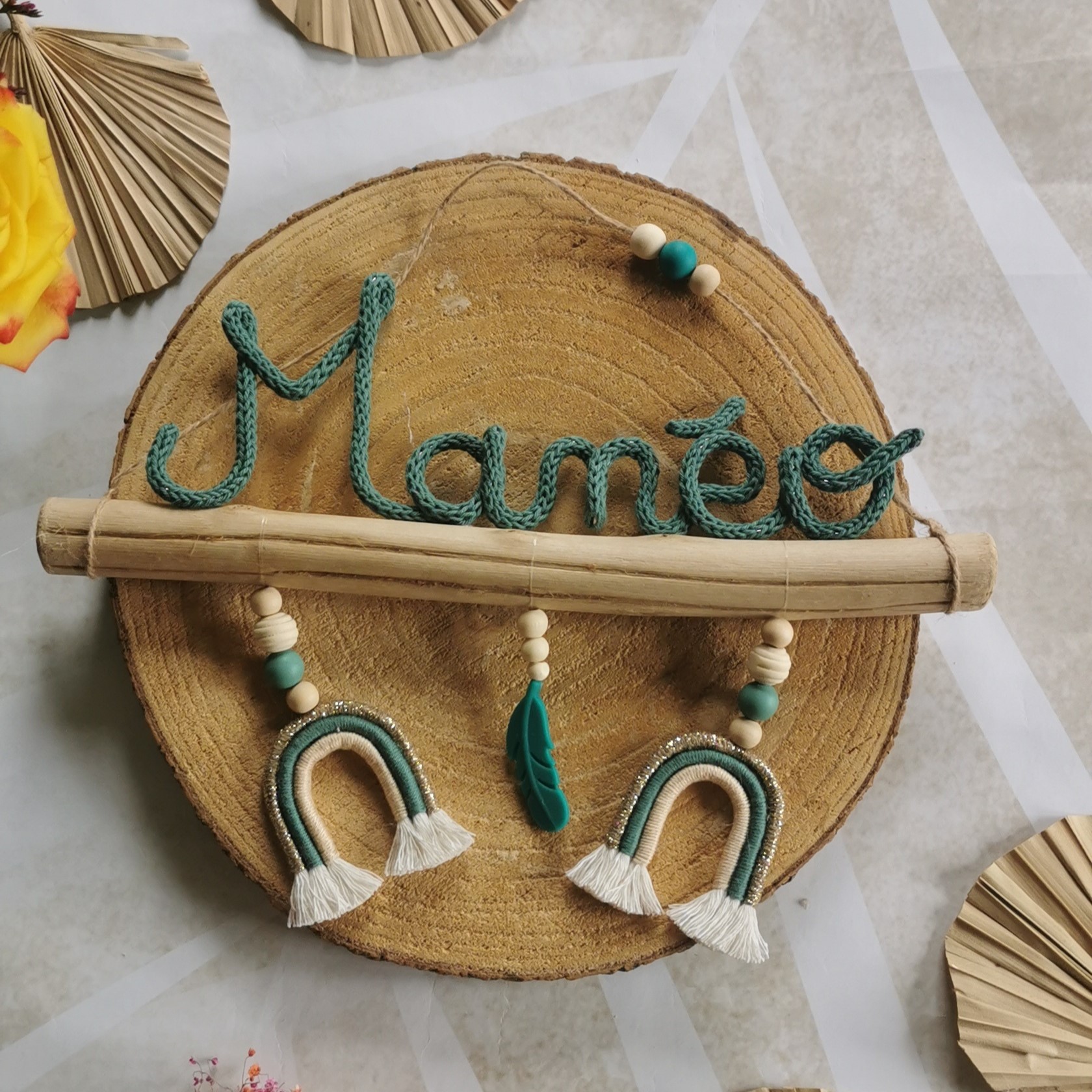 Prénom en tricotin sur bois flotté avec arc-en-ciel en macramé – Image 10