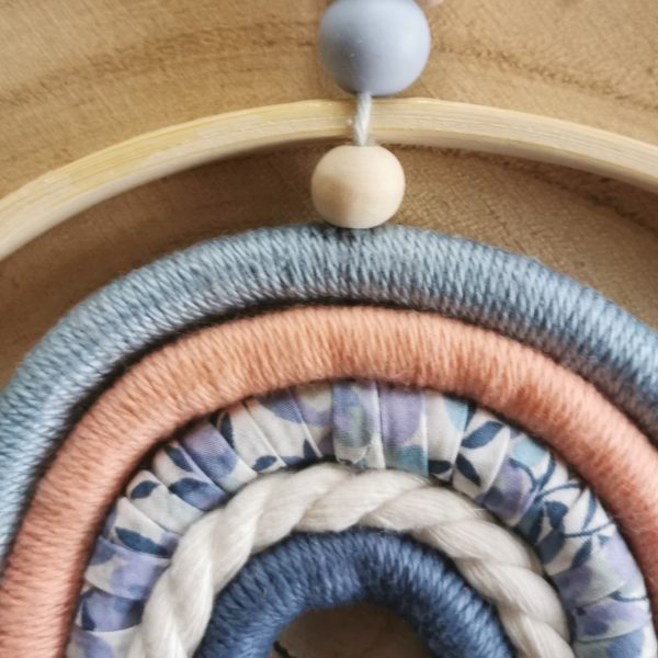 Cercle en bois avec arc-en-ciel – Image 10