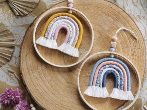 Cercle en bois avec arc-en-ciel