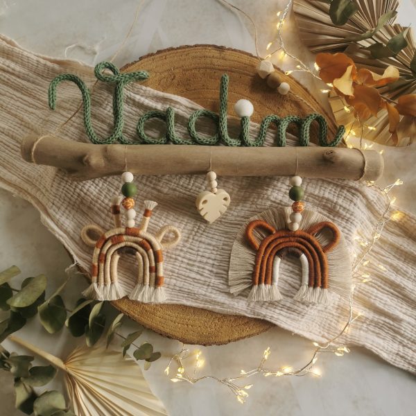 Prénom tricotin animaux macramé sur bois flotté
