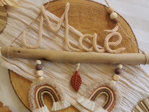 Prénom en tricotin bois flotté arc-en-ciel