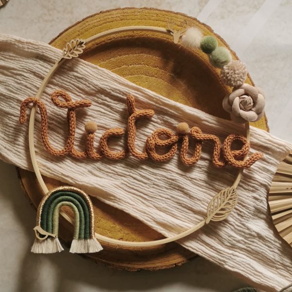 Prenom tricotin sur cercle en bois avec arc-en-ciel – Image 12