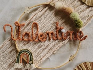 Prenom tricotin sur cercle en bois avec arc-en-ciel