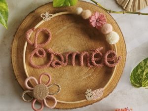 Couronne prénom en tricotin avec fleur en macramé