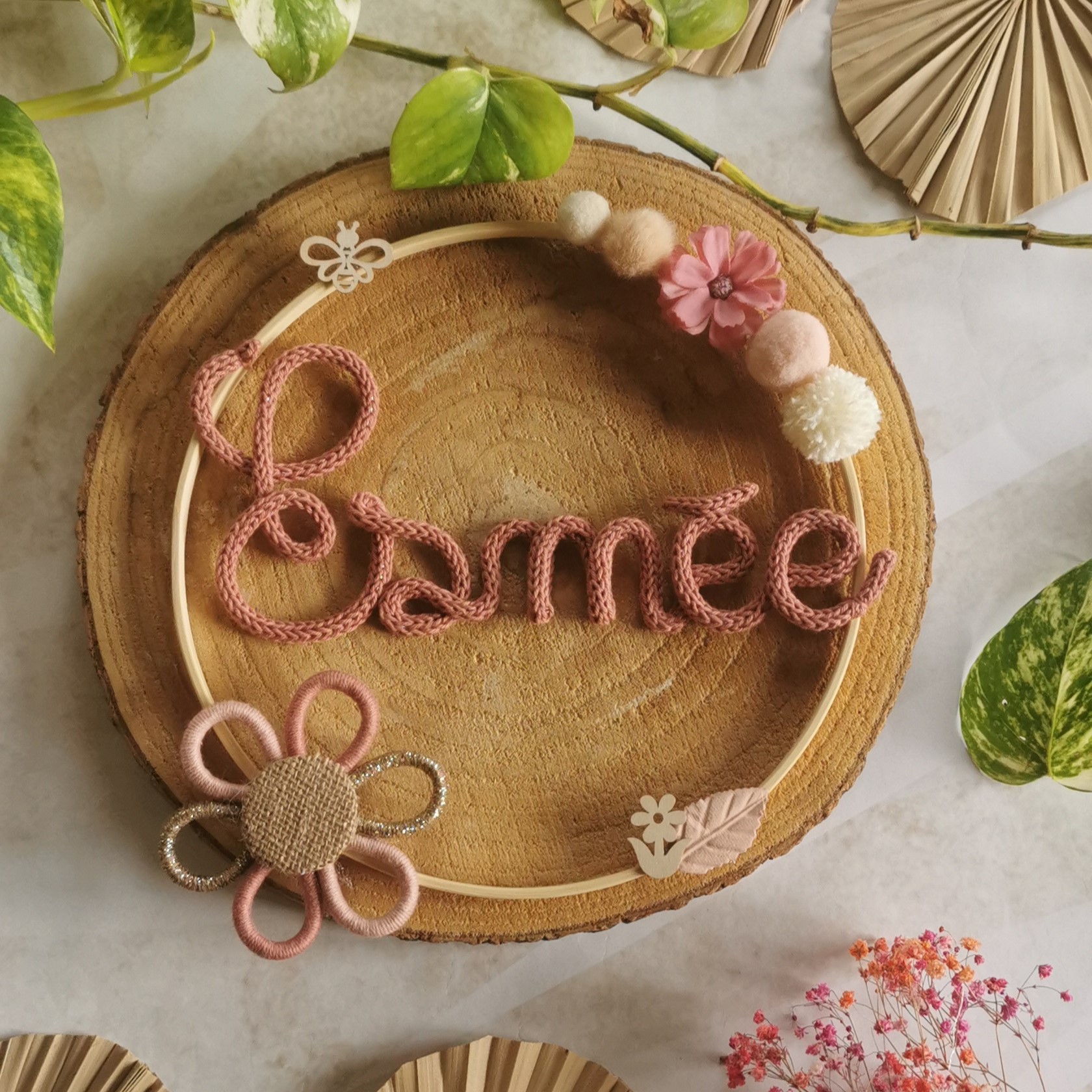 Couronne prénom en tricotin avec fleur en macramé