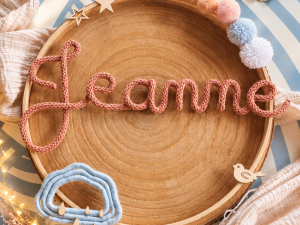 Couronne prénom tricotin avec animaux en macramé pour chambre bébé