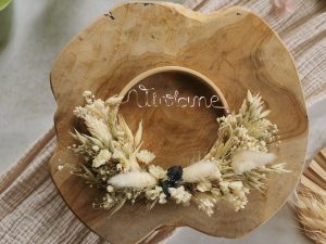 Couronne fleur séchée avec personnalisation fil doré