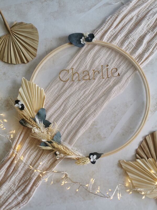 Couronne de fleur séchée avec prénom sur tulle – Image 4