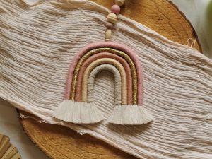 Suspension arc-en-ciel-macramé