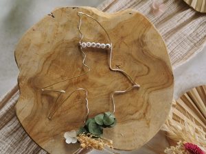 Oiseau en fil de fer et fleurs séchées