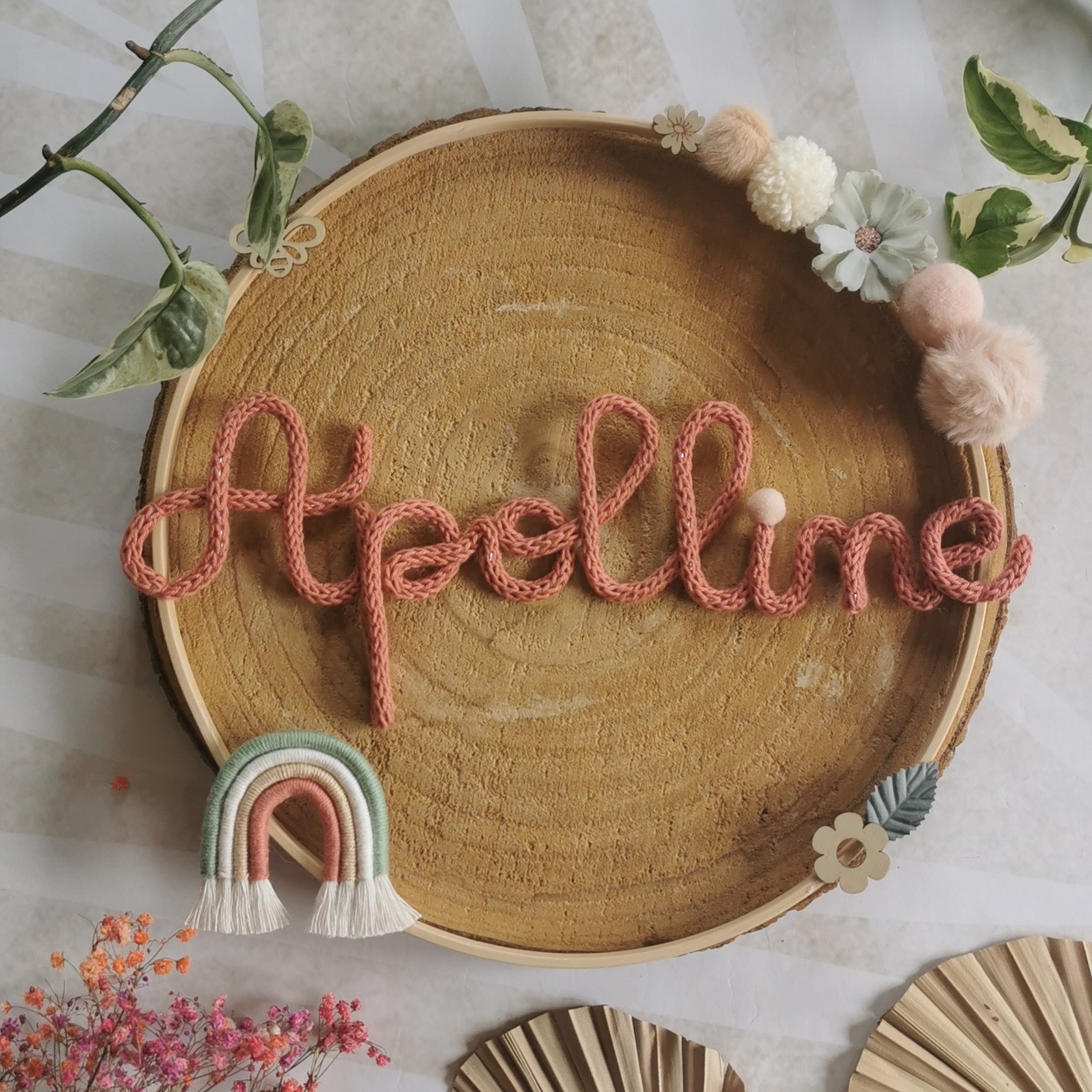 Prénom tricotin personnalisé sur cercle – Décoration murale bébé faite main – Image 2