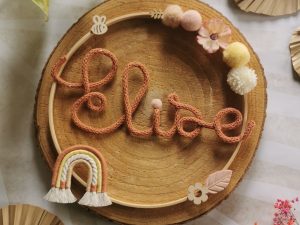 Prénom tricotin personnalisé sur cercle – Décoration murale bébé faite main
