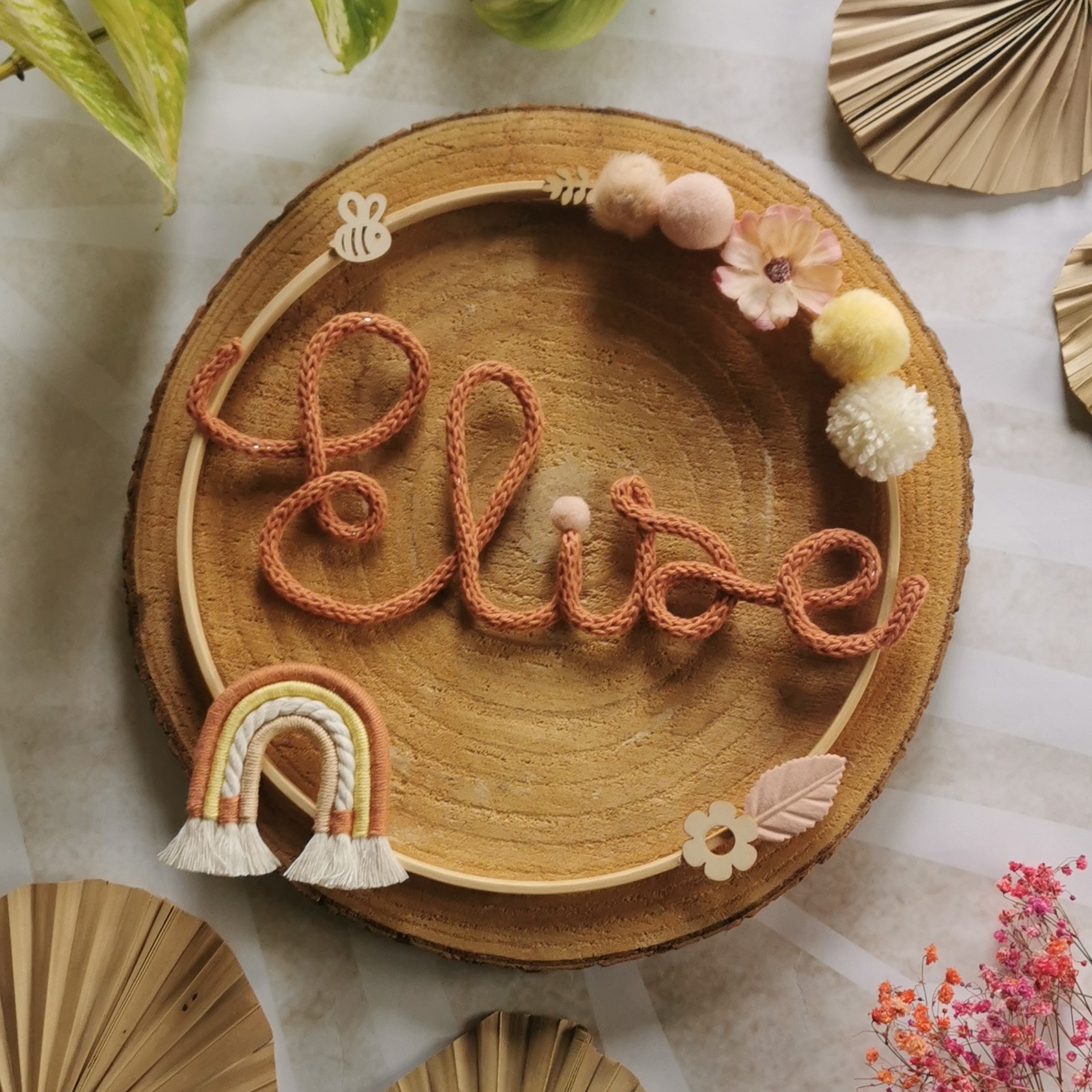 Prénom tricotin personnalisé sur cercle – Décoration murale bébé faite main