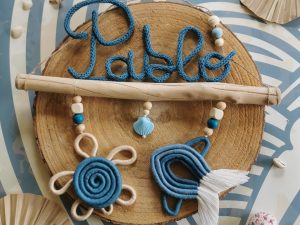 Prénom tricotin animaux macramé sur bois flotté