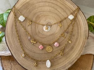 Collier coquillage et breloques dorées