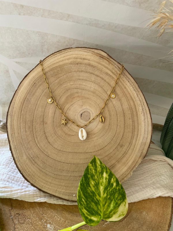 Collier coquillage et breloques dorées – Image 2