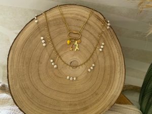 Collier multirangs chaîne et perles nacre