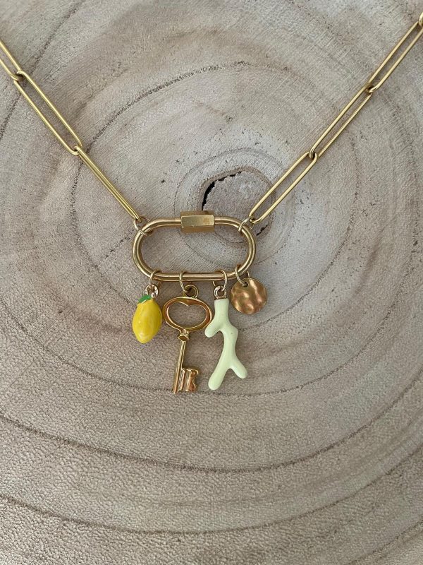 Collier fermoir mousqueton breloques jaunes