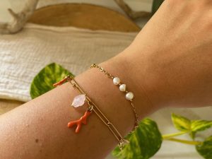 Bracelet fin doré et perles nacre