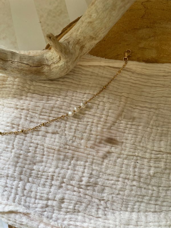 Bracelet fin doré et perles nacre – Image 2