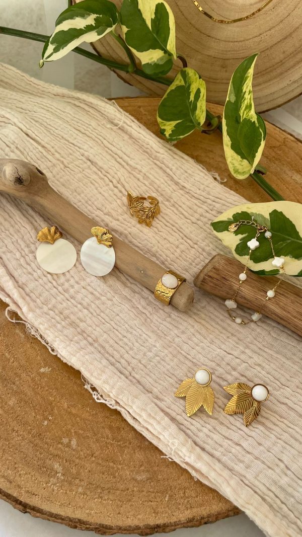 Boucles d'oreilles dorées et rond nacre – Image 7