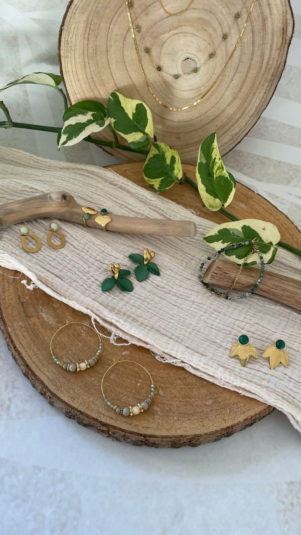Boucles d'oreilles coeur doré et feuille verte – Image 6