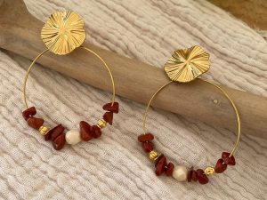 Boucles dorées et perles chips rouille