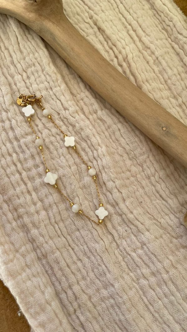 Bracelet doré et trèfle blanc – Image 3