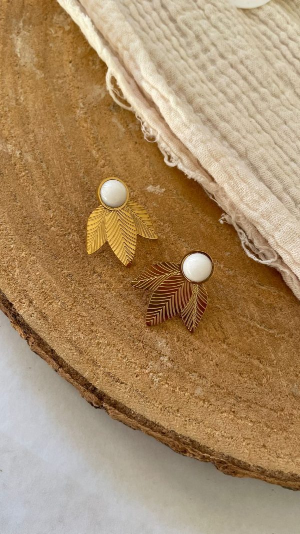 Boucles d'oreilles blanches feuilles – Image 7