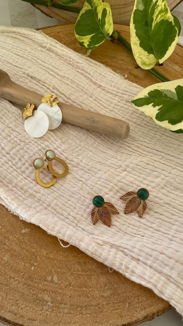 Boucles d'oreilles dorées et rond nacre – Image 10