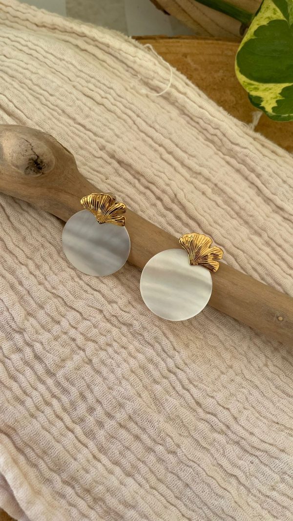 Boucles d'oreilles dorées et rond nacre – Image 2