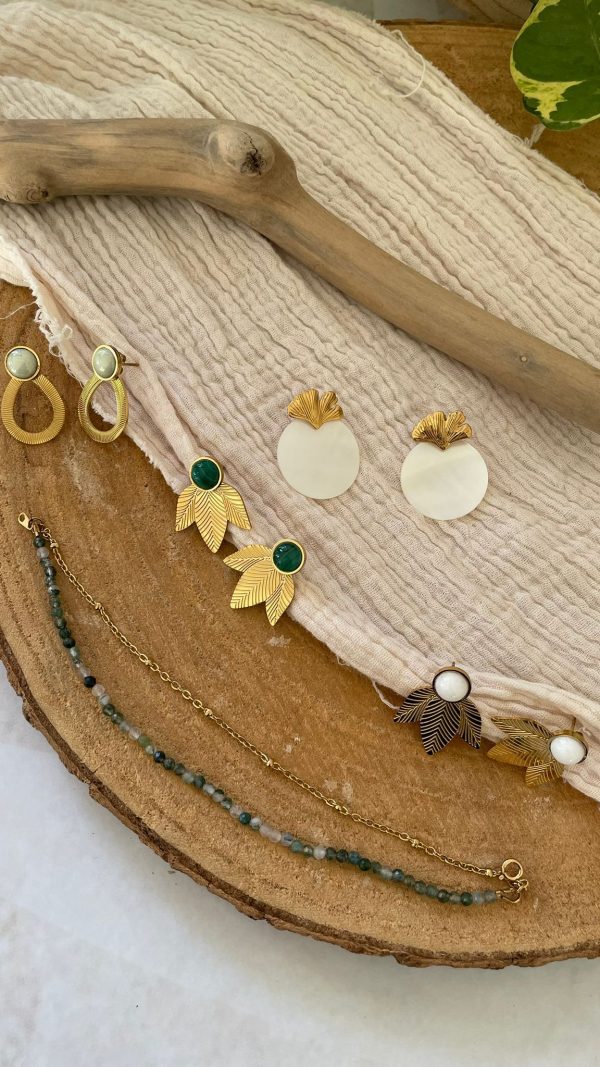 Boucles d'oreilles dorées et rond nacre – Image 4