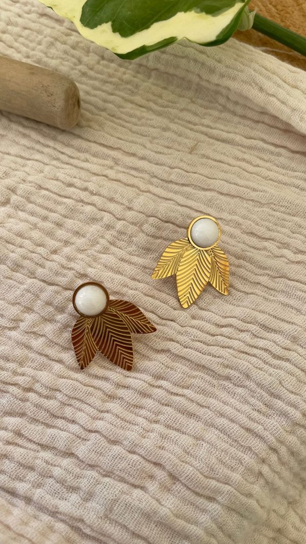Boucles d'oreilles blanches feuilles – Image 9