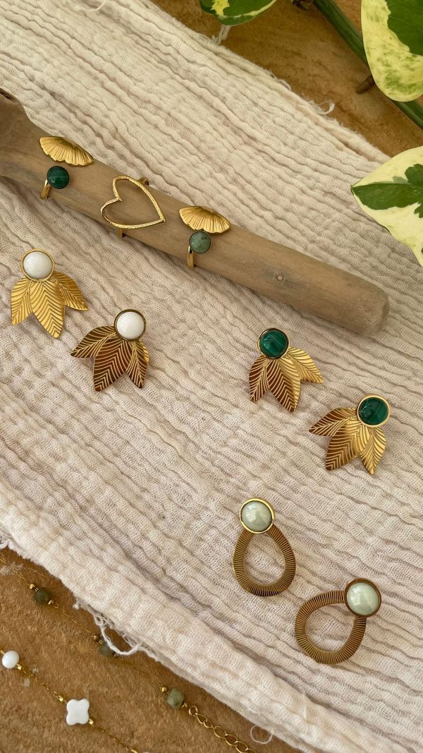 Boucles d'oreilles blanches feuilles – Image 10