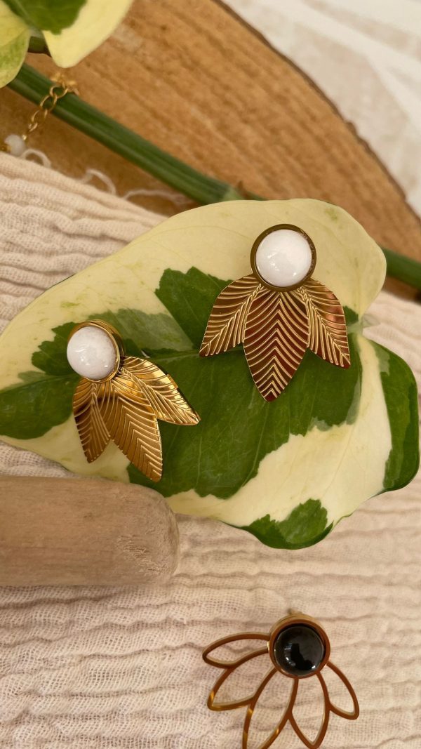 Boucles d'oreilles blanches feuilles – Image 12