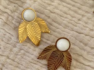 Boucles d'oreilles blanches feuilles
