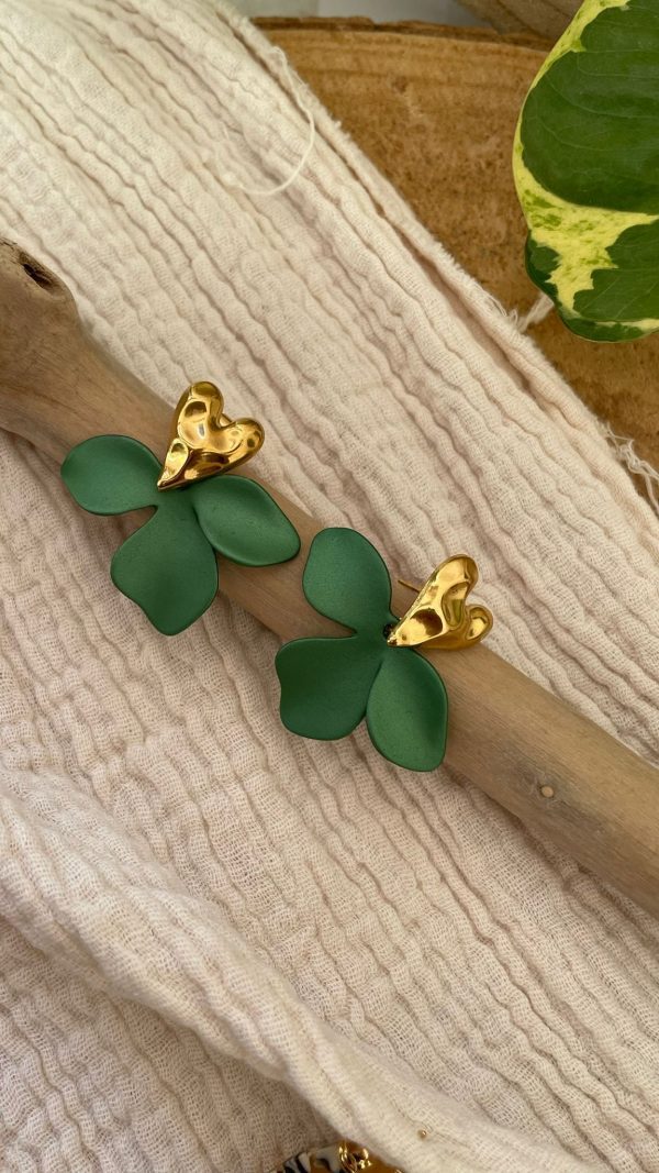 Boucles d'oreilles coeur doré et feuille verte – Image 3