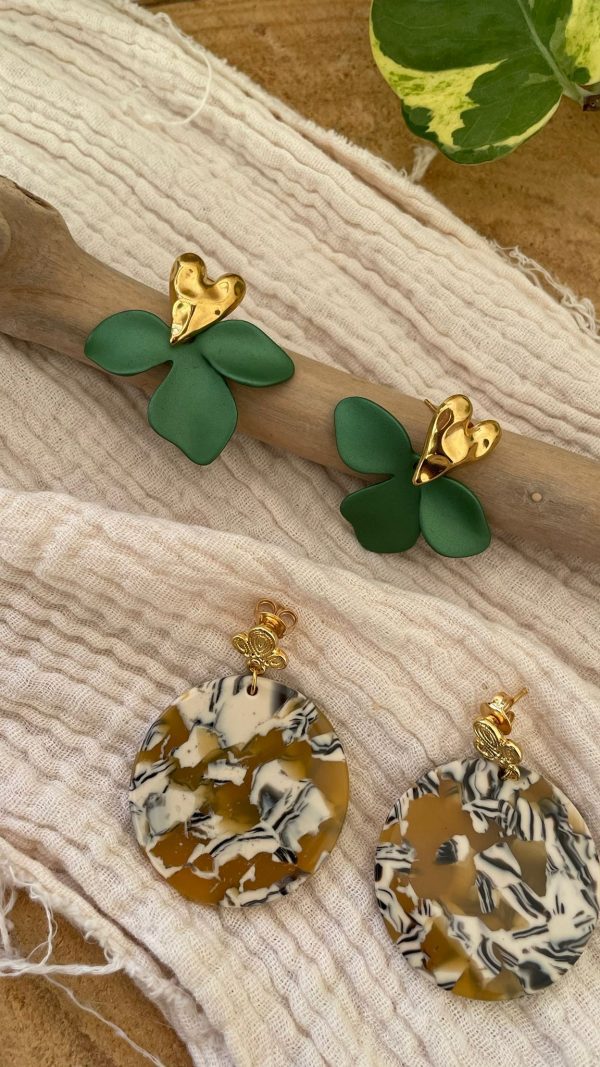 Boucles dorées et rond écaille moutarde – Image 3