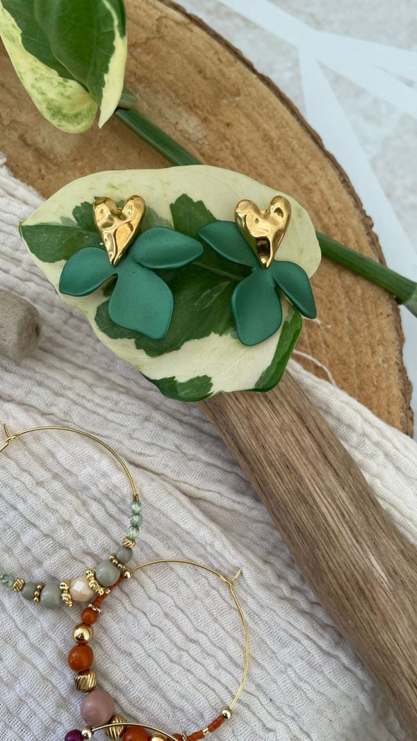 Boucles d'oreilles coeur doré et feuille verte – Image 2