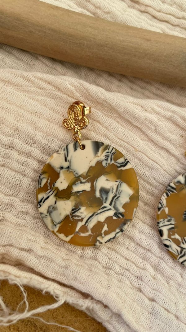 Boucles dorées et rond écaille moutarde – Image 4