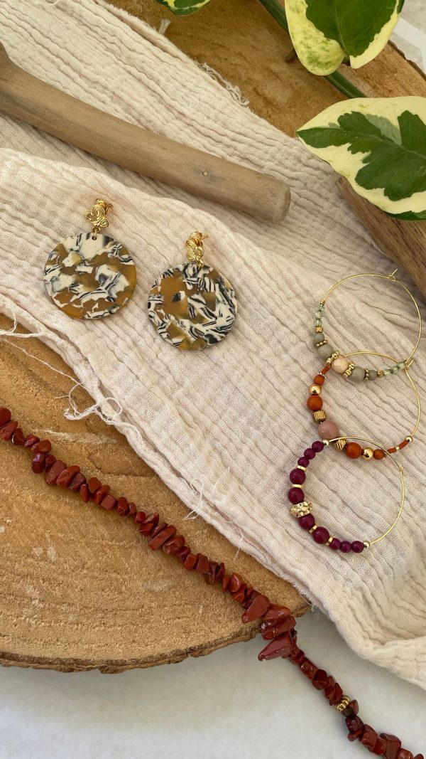 Boucles dorées et rond écaille moutarde – Image 2