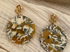 Boucles dorées et rond écaille moutarde