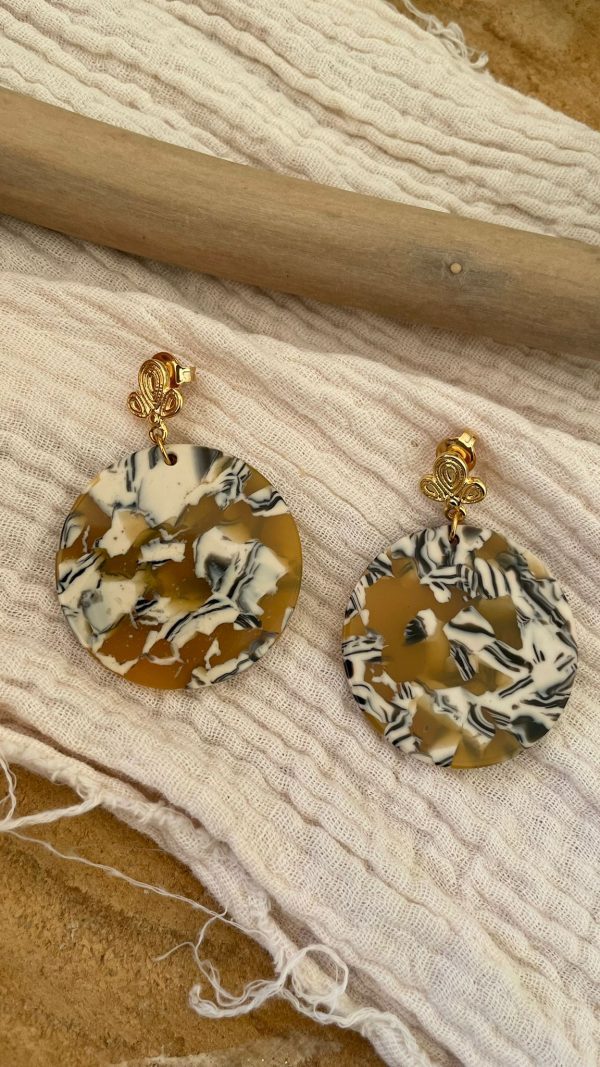 Boucles dorées et rond écaille moutarde
